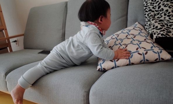 Bé 6 tháng tuổi ngã từ sofa, xuất huyết não nhưng sai lầm này của gia đình khiến bé rơi vào tình trạng nguy kịch