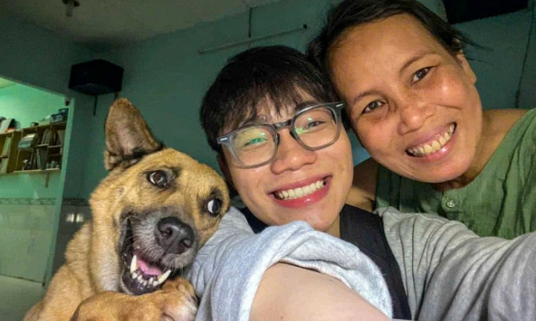 Bức ảnh mẹ, con trai và chú chó chụp nửa đêm 'gây sốt' MXH: Câu chuyện cảm động phía sau