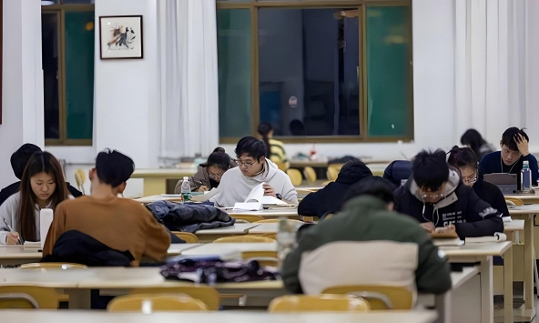 Chỉ học ngoại ngữ thôi rất dễ bị AI thay thế, kết hợp 3 ngành này mới là sự lựa chọn HOÀN HẢO nhất