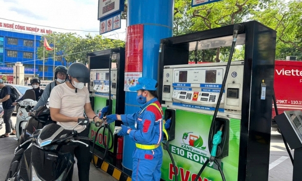 Có cần rút hết xăng A95 trước khi đổ E10?