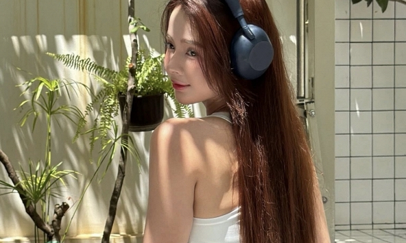 Ngỡ ngàng nhan sắc chạm ngưỡng U40 của 'hot girl ảnh thẻ' huyền thoại, visual đỉnh chóp chấp cả camera thường!