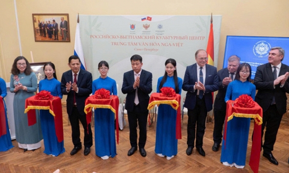 NXB Giáo dục Việt Nam trao tặng “Tủ sách tiếng Việt” tại Liên bang Nga: Lan toả tri thức việt trên trường quốc tế