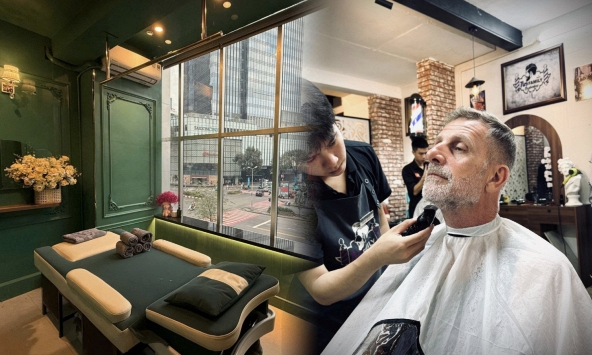 Khách Tây 'nghiện' đi cắt tóc ở Việt Nam, định vào 15 phút nhưng 2 tiếng sau mới chịu ra