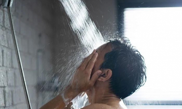 Lời khuyên cho tất cả người 60 tuổi thường xuyên tắm nước nóng