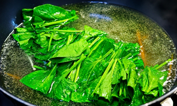 Người phụ nữ 36 tuổi sống lành mạnh, KHÔNG rượu hay thuốc vẫn mắc suy giáp, bác sĩ: 4 món ngon này ăn ít đi!