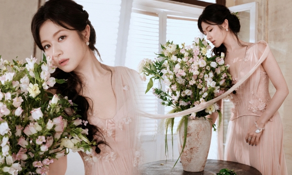 Nhìn Lý Lan Địch bên bình hoa chuông, mới hiểu vì sao mùa hè này nhất định phải có một bình hoa trong nhà