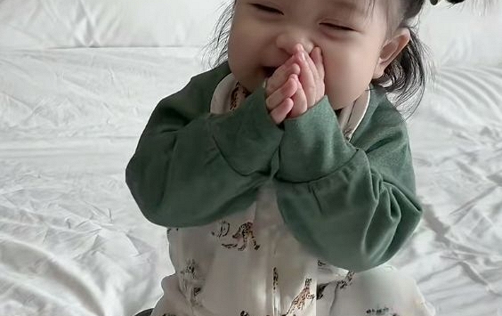 Vì sao có những đứa trẻ luôn nhận được thiện cảm của người lớn từ những tiếp xúc đầu tiên?