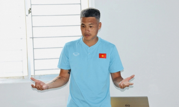 Công Vinh lộ diện