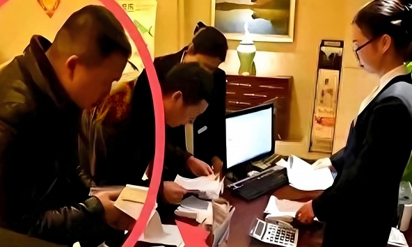 Họp lớp hết 116 triệu, cậu bạn cá biệt năm xưa đứng dậy trả tiền, nói một câu khiến tất cả đứng hình rồi lặng lẽ rời nhóm