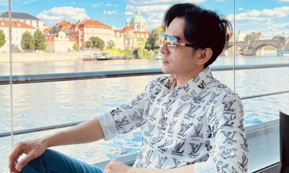 Nam ca sĩ đình đám một thời đi bán cà phê tại đường Đinh Tiên Hoàng, TP.HCM: Khách đến mua không có chỗ đứng