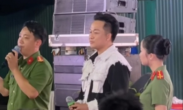 Nam ca sĩ đưa Ngọc Sơn đi xét nghiệm ma túy đến cơ sơ cai nghiện Nhị Xuân làm 1 việc
