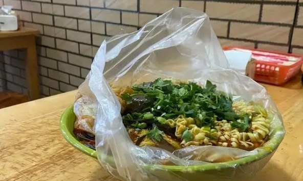 Người đàn ông mắc ung thư hạch vì 1 kiểu đựng đồ ăn quen thuộc, gia đình bất lực: Khuyên nhiều năm không được