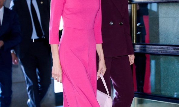 Vương hậu Letizia và bộ đôi hồng đậm cùng hồng phấn đẹp nhất hè 2026