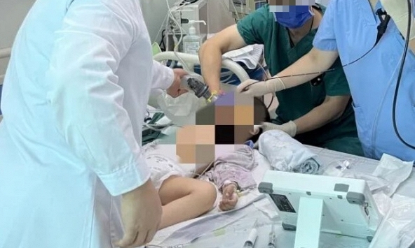 Bé trai 1 tuổi tử vong vì 1 thứ thường thấy khi dùng ống hút, bác sĩ cảnh báo: Nhiều phụ huynh tưởng vô hại!