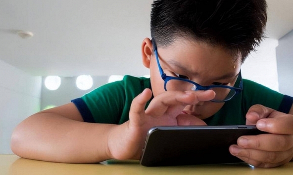 Điều gì xảy ra với những người dùng điện thoại hơn 5 tiếng mỗi ngày?