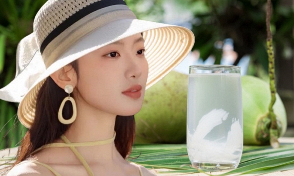 Nắng nóng thế này, uống ngay loại nước được ví như 'kem chống nắng tự nhiên' để ngăn da nhăn nheo, đen sạm, ai đi biển càng nên uống