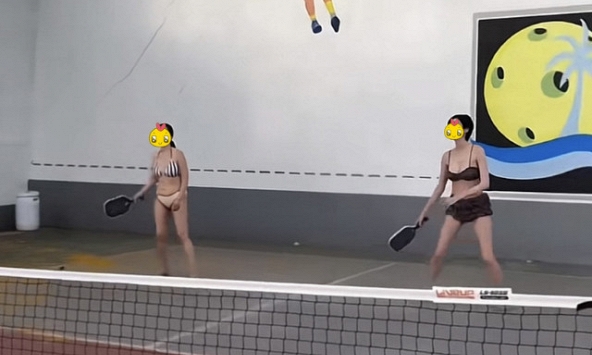 Xôn xao clip 2 cô gái mặc bikini đánh pickleball giữa ngày nắng nóng: Phản ứng của người xem trái ngược