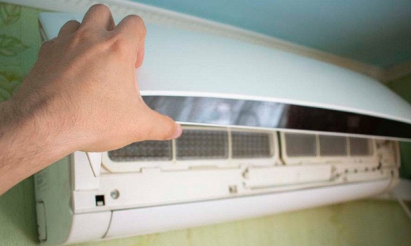 Bật điều hòa nghe tiếng lạ, người đàn ông vội mở ra kiểm tra rồi bất ngờ: Ai xem cũng rùng mình!