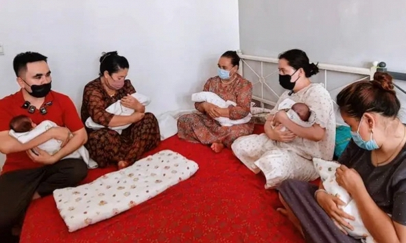 Bé trai đầu lòng trong ca sinh 5 hiếm hoi cuối cùng cũng được xuất viện, người cha hào hứng điểm danh 5 em bé