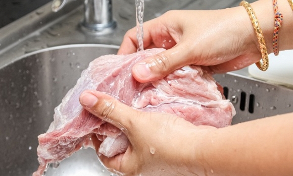 Khuyên thật: Đừng rửa thịt sống trực tiếp dưới vòi nước nữa!