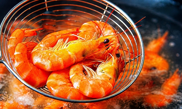 Luộc tôm đừng chỉ cho mỗi nước: Thêm 1 trong 2 gia vị này, tôm đỏ au, thịt ngọt săn chắc