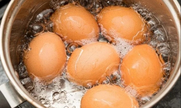 Luộc trứng mà cho thêm 1 thìa này, bóc vỏ trơn tuồn tuột, còn thơm ngon hơn hẳn