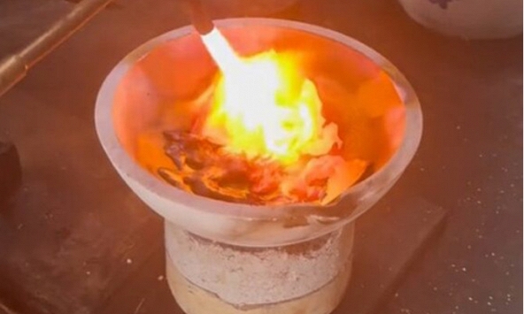 Dọn nhà phát hiện chiếc bát cũ của ông cố, chàng trai mang đi kiểm tra thì lộ bí mật bất ngờ