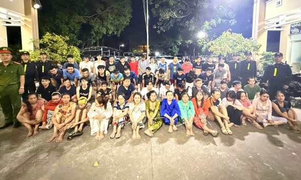 Mang dao găm, hơi cay chống trả khi bị truy bắt, 173 đối tượng liên quan tới ma túy vẫn sa lưới