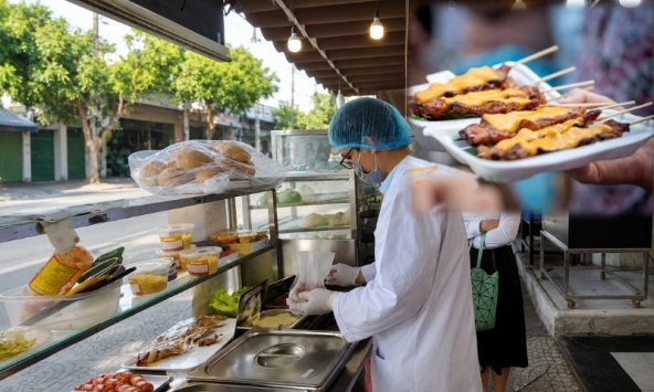 Nắng nóng đỉnh điểm, người bán hàng cũng 'vừa bán vừa run': Cảnh giác với loạt món ăn đường phố dễ thành 'nguy cơ ngộ độc'