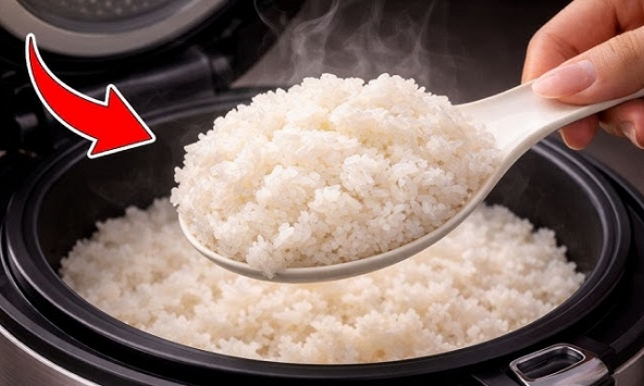 Nấu cơm đừng chỉ cho nước, nhớ thêm vài giọt này: Hạt cơm bóng dẻo, thơm ngon, để lâu không thiu