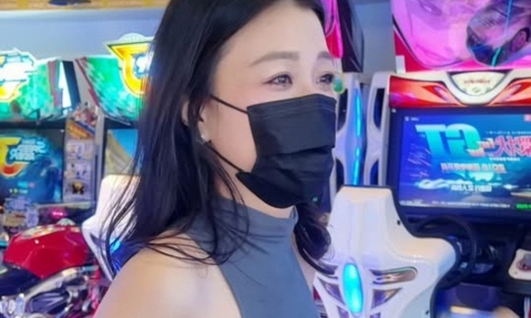 Ăn mặc phản cảm ngay giữa TTTM, cô gái khiến người xem 'đứng hình' trước sự vô tư