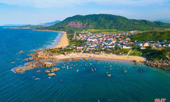 Bãi biển miền Trung hoang sơ được chủ tịch tỉnh đăng lên Facebook: 'Không chia sẻ thì thấy mình có lỗi quá'