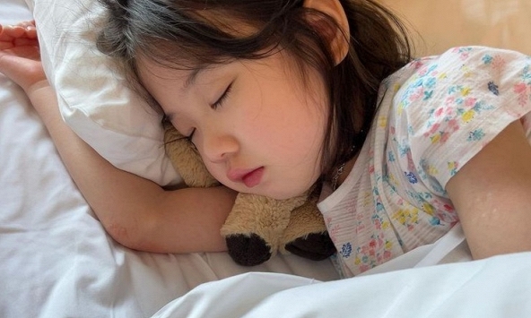 Bé gái 6 tuổi ngủ 1 mình trên giường 2 mét vẫn kêu chật chội, người mẹ khóc nức nở khi kiểm tra camera