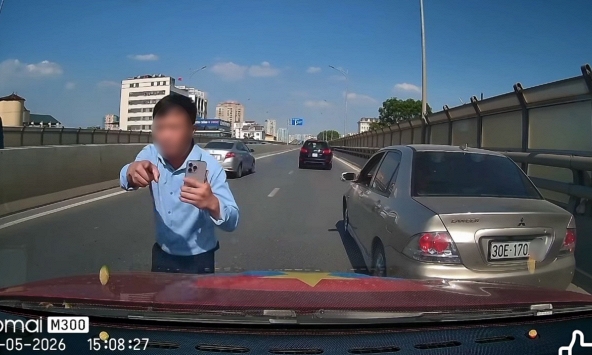 Hà Nội: Danh tính tài xế ô tô tạt đầu xe khác, còn xuống mắng chửi người đi phía sau