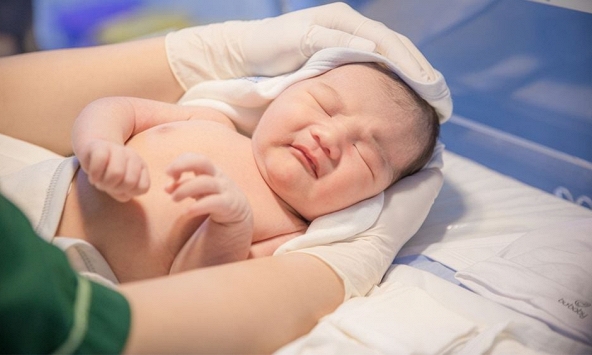 Không phải mê tín, chính bác sĩ sản khoa nói rằng em bé khỏe mạnh thường được sinh vào 3 thời điểm vàng này