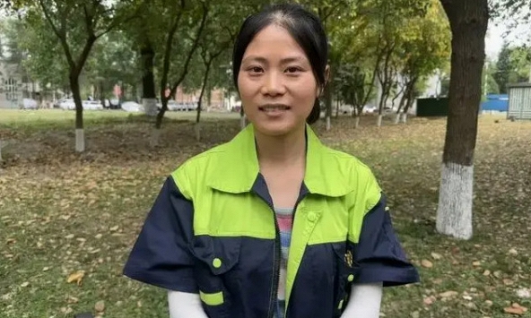 Nữ công nhân vệ sinh 33 tuổi đỗ thạc sĩ: Chỉ cần chăm chỉ hơn người thông minh nhất, nỗ lực hơn người chăm chỉ nhất một chút