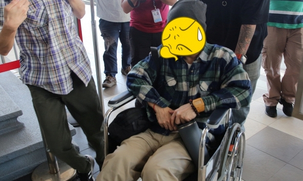 Rapper N. bị bắt vì tàng trữ sử dụng ma túy: Lộ ảnh ngồi xe lăn đi cấp cứu khẩn, tuyệt vọng van xin cơ hội làm lại cuộc đời