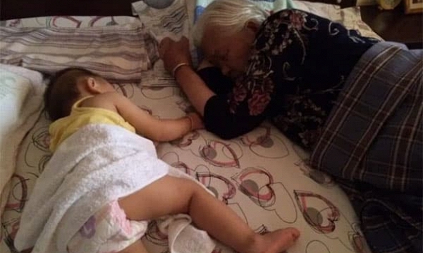 Trẻ 'ngủ với mẹ' và trẻ 'ngủ với bà' khác nhau thế nào? Ảnh hưởng nặng nề hơn chúng ta vẫn nghĩ