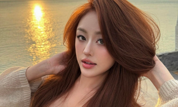 Vô tình 'lia cam' trong xe hơi, cô nàng Á Khôi lập tức cho ra đời một bộ ảnh siêu phẩm