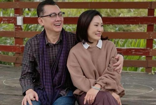 'Bạch nguyệt quang' đời đầu của màn ảnh Việt, U70 vẫn được 'tình đầu' tình tứ dắt tay đi chùa 