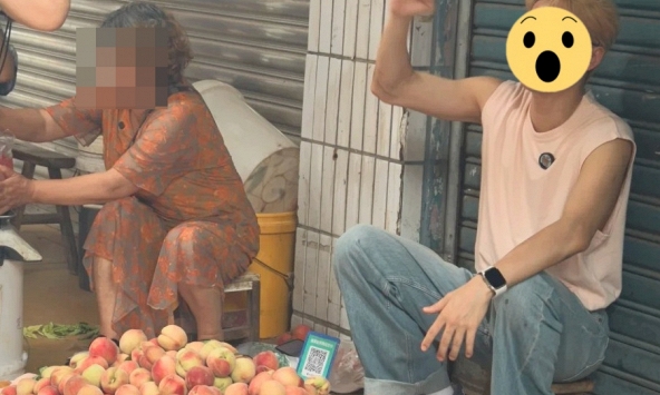 Bắt gặp 1 Anh Trai Chông Gai ngồi vỉa hè bán trái cây, diện mạo đen nhẻm hốc hác gây xôn xao