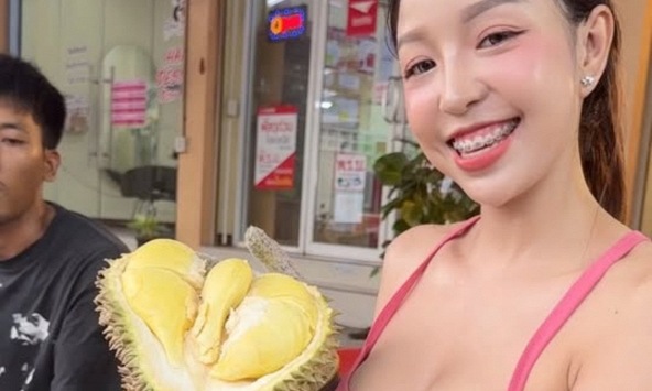 Ngồi bán sầu riêng nhưng có vóc dáng như hoa hậu, hot girl bất ngờ trở thành tâm điểm chú ý