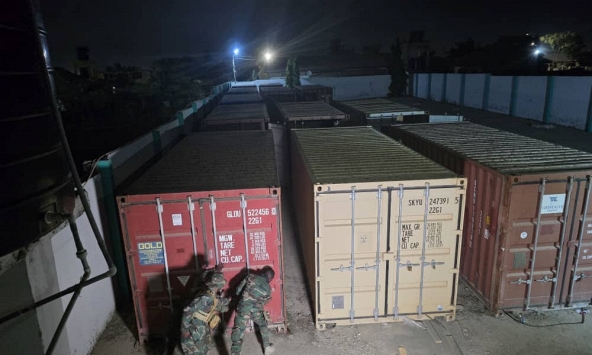 Phát hiện 12 container dài 6m chở số lượng lớn tiền mặt và vàng thỏi được ngụy trang tinh vi trong 1 nhà kho bí mật