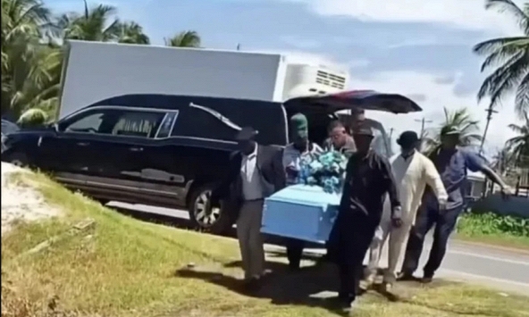 Đang khiêng quan tài vào tang lễ, người thân bỗng la hét vì cảnh tượng kinh hoàng