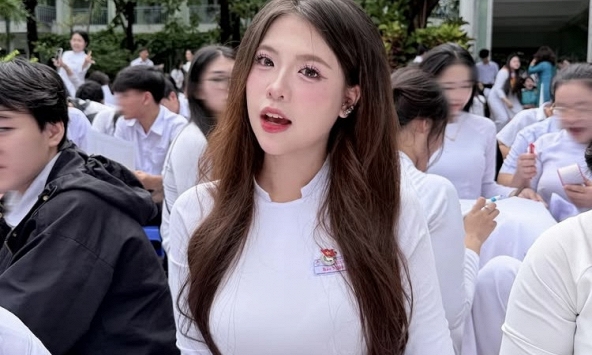 Diện áo dài trắng, nữ sinh hút hơn 300K lượt xem, CĐM phong cho danh hiệu 'cả trường crush'