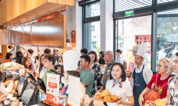 Du khách háo hức trải nghiệm tiệm bánh “chuẩn Pháp” trên đỉnh Bà Nà