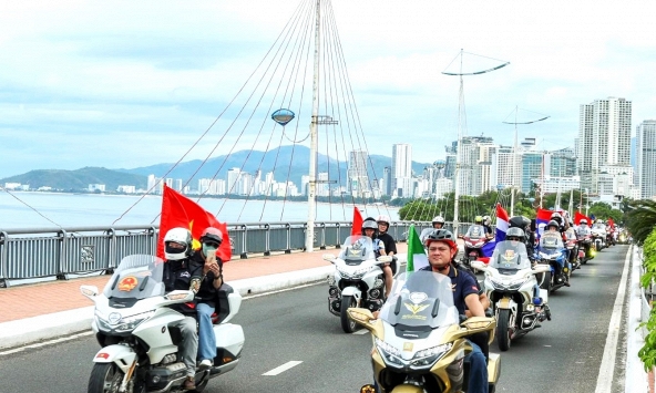 Hơn 2.000 biker từ 9 quốc gia hội ngộ tưng bừng trên phố biển Nha Trang