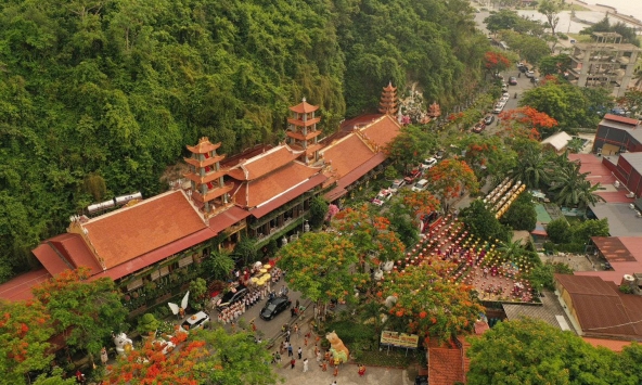 Ô tô xếp dài hàng cây số dọc đường biển Đồ Sơn dự Đại lễ Phật đản chùa Hang