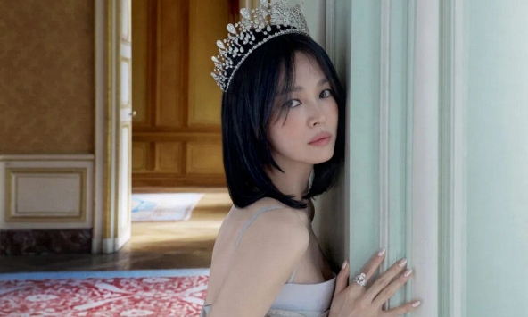 “Quốc bảo nhan sắc” xứ Hàn khiến MXH bùng nổ khi hóa thân thành “nữ hoàng ngái ngủ”, đội vương miện 106 năm tuổi