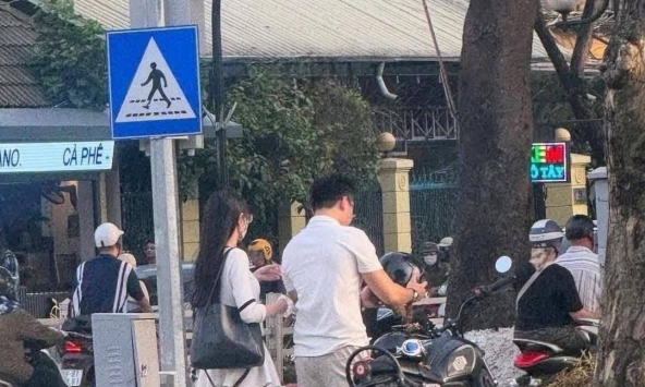 Gặp người yêu 'tăng ca' với gái lạ ở Hồ Tây, cô gái giải quyết cực 'tỉnh'